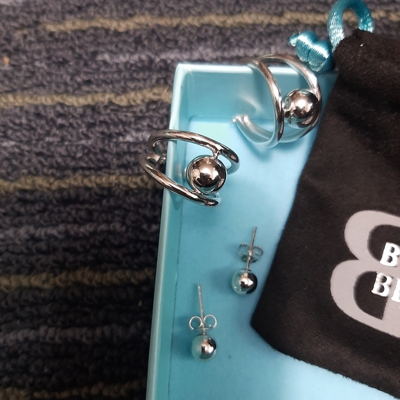 2 Sets Elegant Silver Hoop and Stud Earrings - Picture 4 of 10